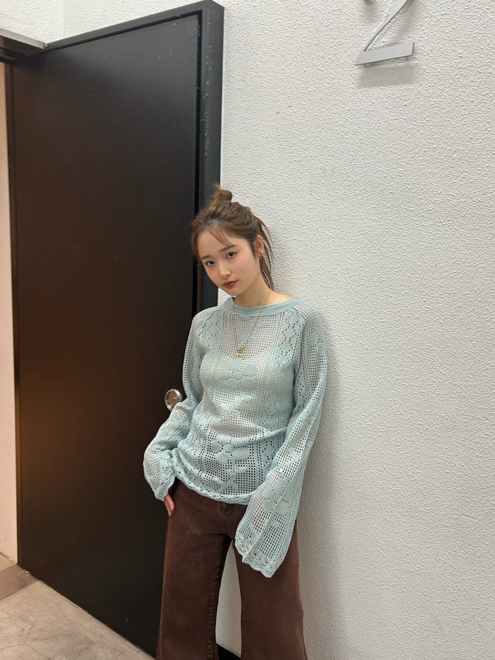 ブラウン系のデニムパンツ、ブルー系のニット/セーターを着用したレディースの春コーディネートの8枚目の写真