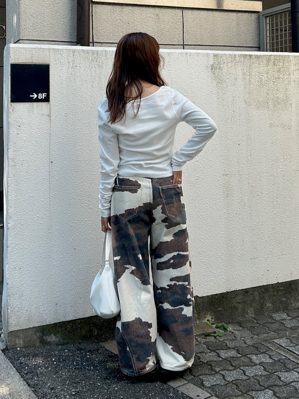 その他のデニムパンツ、ホワイト系のTシャツ/カットソー、ブラック系のサンダルを着用したレディースの夏コーディネートの3枚目の写真