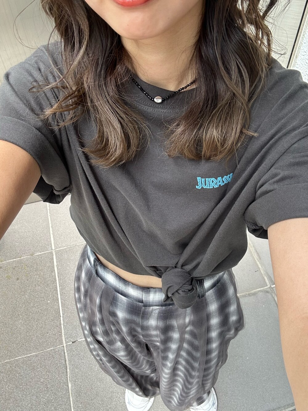 ブラック系のTシャツ/カットソー、その他のその他パンツ、ブラック系のネックレスを着用したレディースの夏コーディネートの6枚目の写真