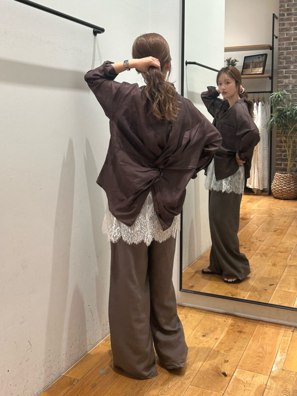 ブラウン系のシャツ/ブラウス、グレー系のその他パンツ、ホワイト系のキャミソールを着用したレディースの夏コーディネートの5枚目の写真