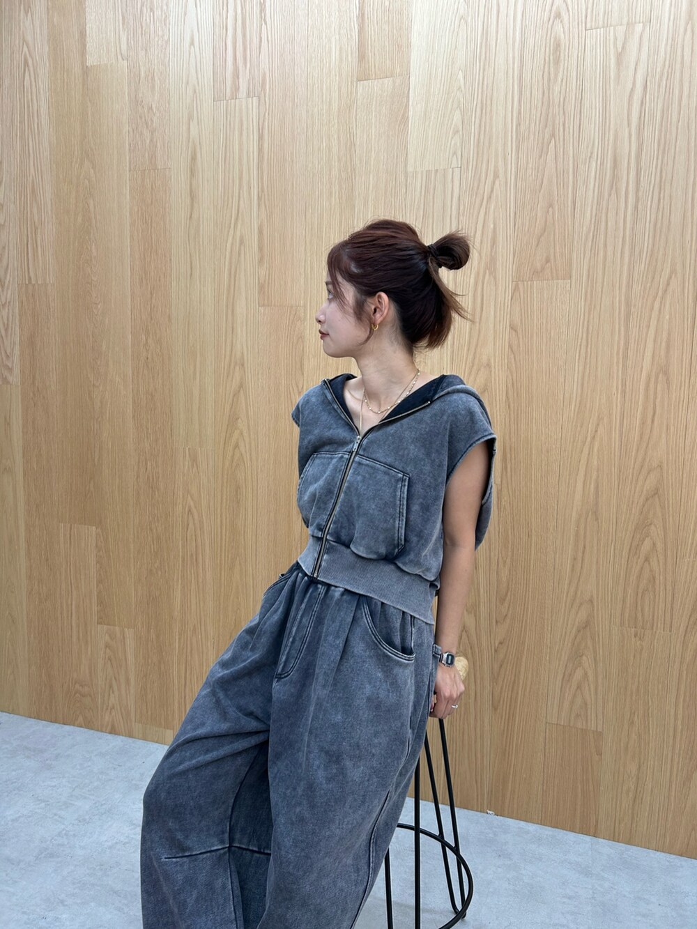 グレー系のスウェットパンツ、グレー系のパーカーを着用したレディースの夏コーディネートの7枚目の写真