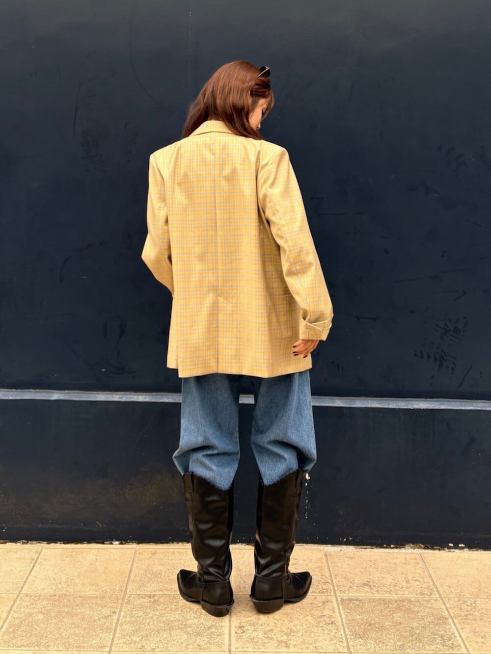 ブラック系のブーツ、その他のテーラードジャケット、ホワイト系のTシャツ/カットソーを着用したレディースの冬コーディネートの3枚目の写真