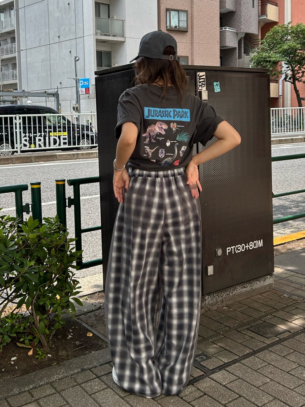 ブラック系のTシャツ/カットソー、その他のその他パンツ、ブラック系のネックレスを着用したレディースの夏コーディネートの3枚目の写真