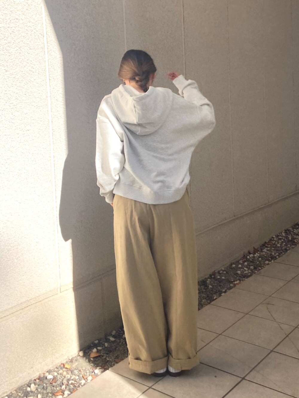 ベージュ系のチノパンツ、グレー系のパーカーを着用したレディースの冬コーディネートの4枚目の写真