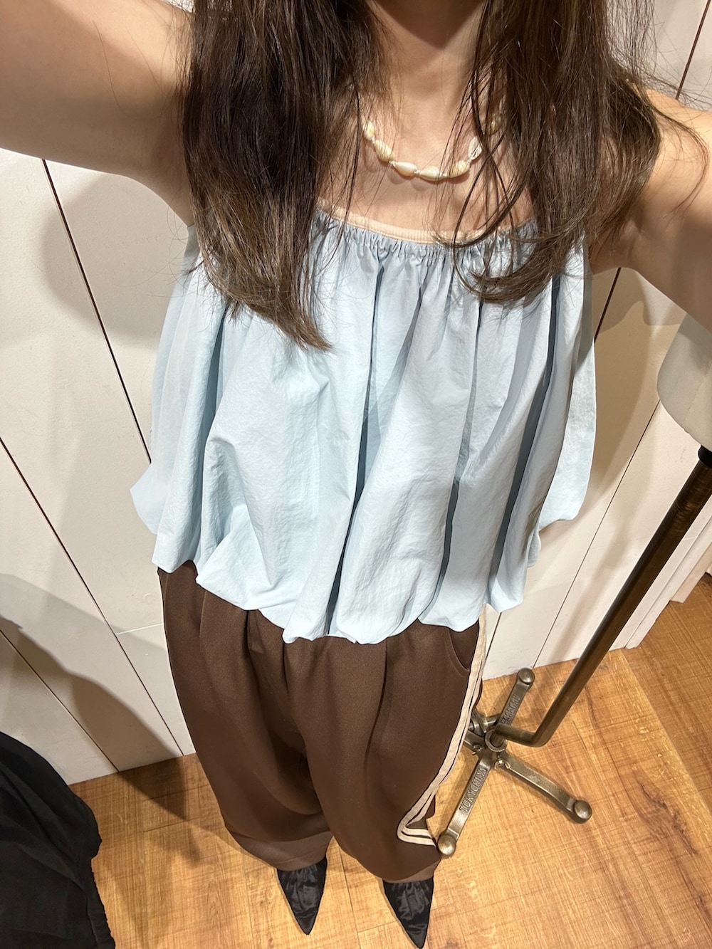 ブルー系のキャミソール、ブラウン系のその他パンツ、その他のサンダルを着用したレディースの夏コーディネートの6枚目の写真