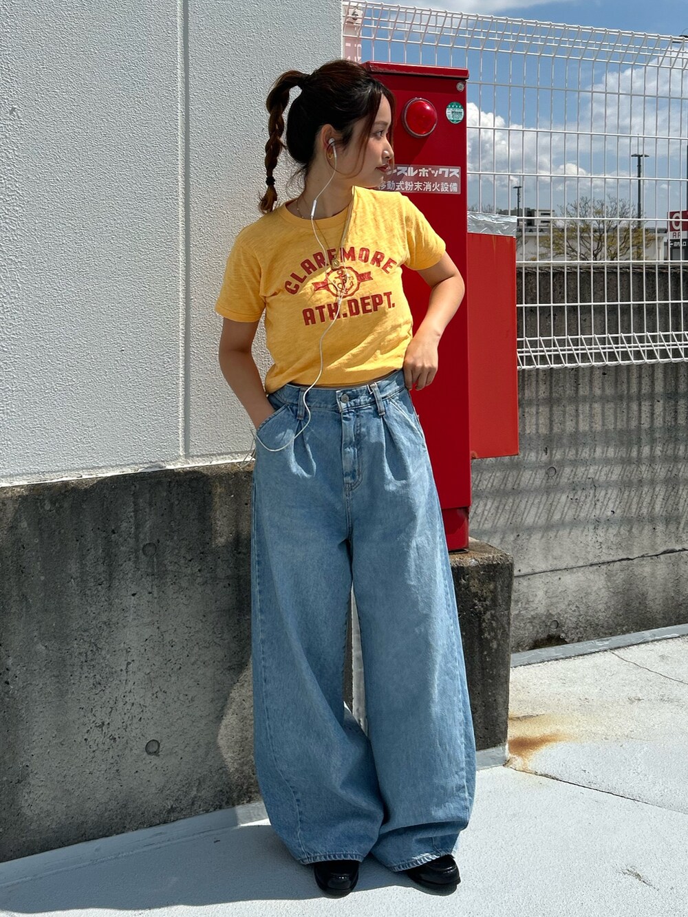 イエロー系のTシャツ/カットソー、ブルー系のデニムパンツを着用したレディースの春コーディネートの3枚目の写真