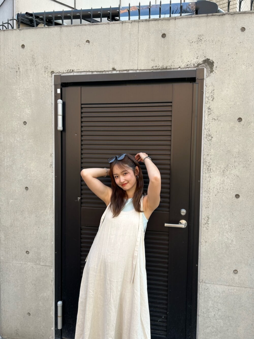 ブルー系のタンクトップ、シルバー系のサンダルを着用したレディースの冬コーディネートの7枚目の写真