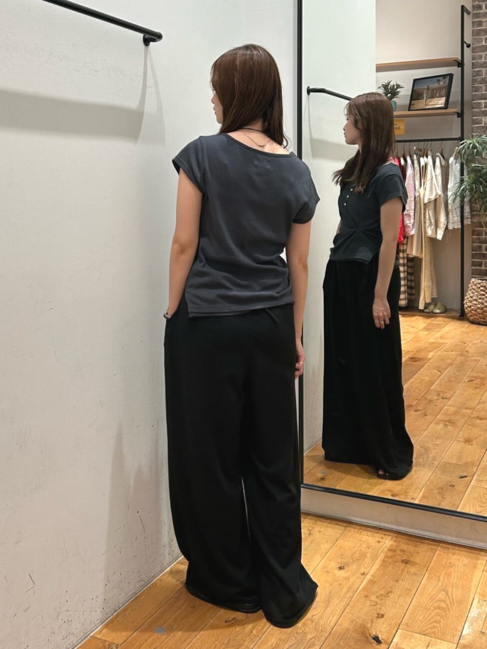 ブラック系のその他パンツ、グレー系のTシャツ/カットソーを着用したレディースの夏コーディネートの4枚目の写真