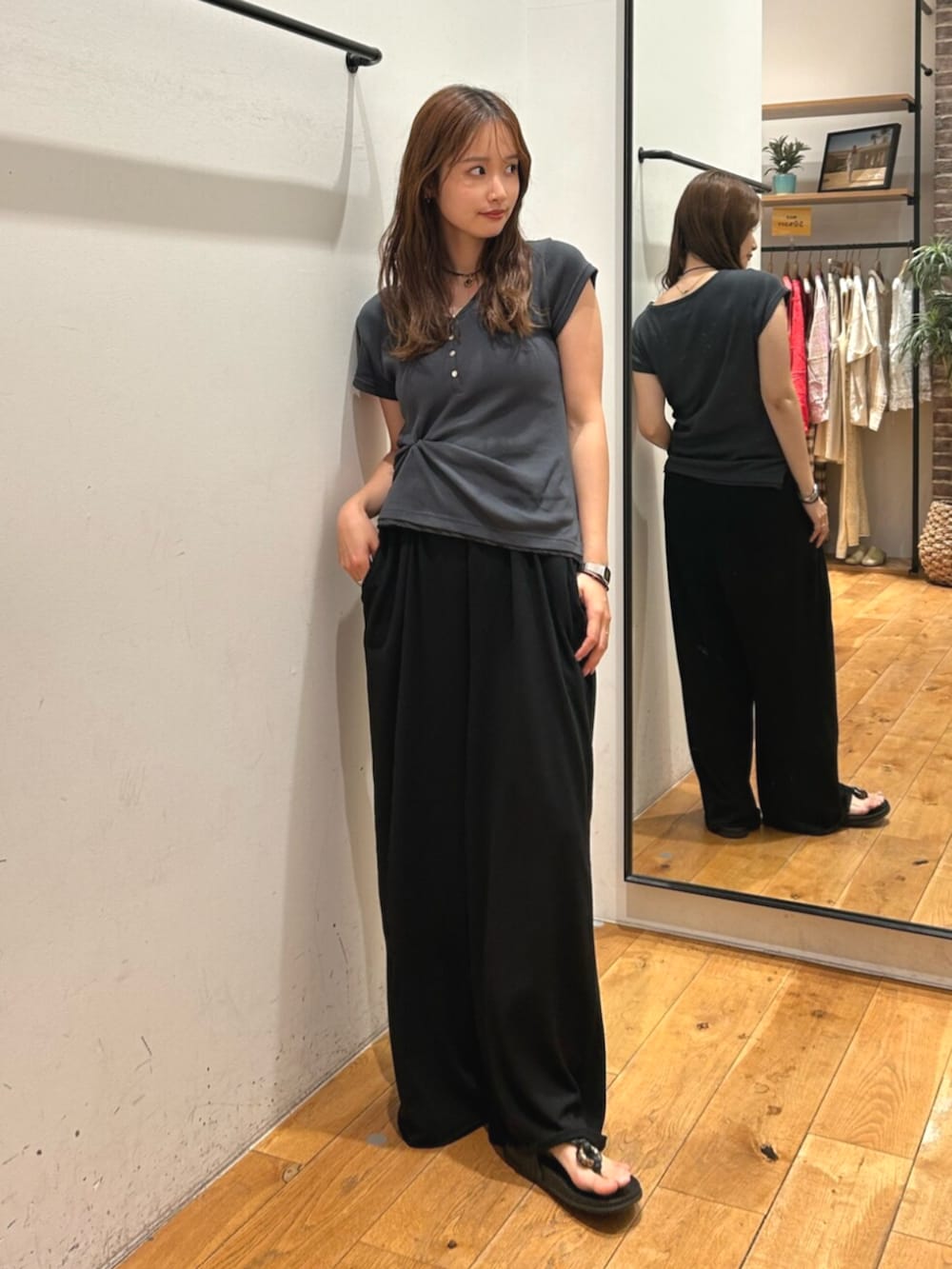 ブラック系のその他パンツ、グレー系のTシャツ/カットソーを着用したレディースの夏コーディネートの5枚目の写真