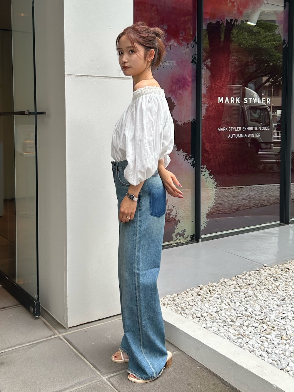 ホワイト系のサンダル、ブルー系のデニムパンツ、ホワイト系のシャツ/ブラウスを着用したレディースの夏コーディネートの5枚目の写真