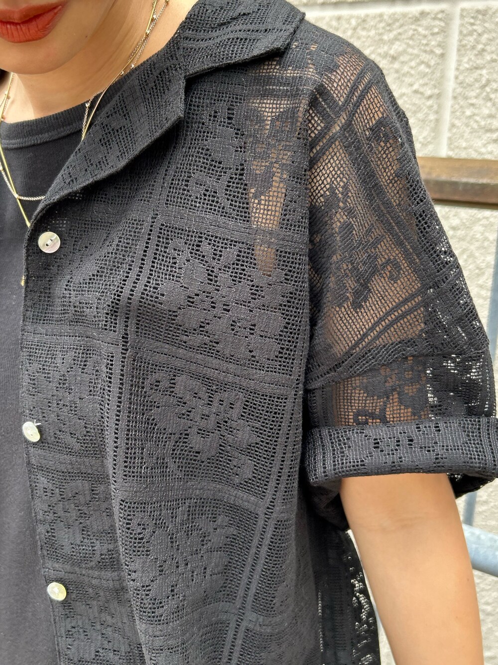 ブラック系のワンピース、ブラック系のシャツ/ブラウスを着用したレディースの夏コーディネートの8枚目の写真