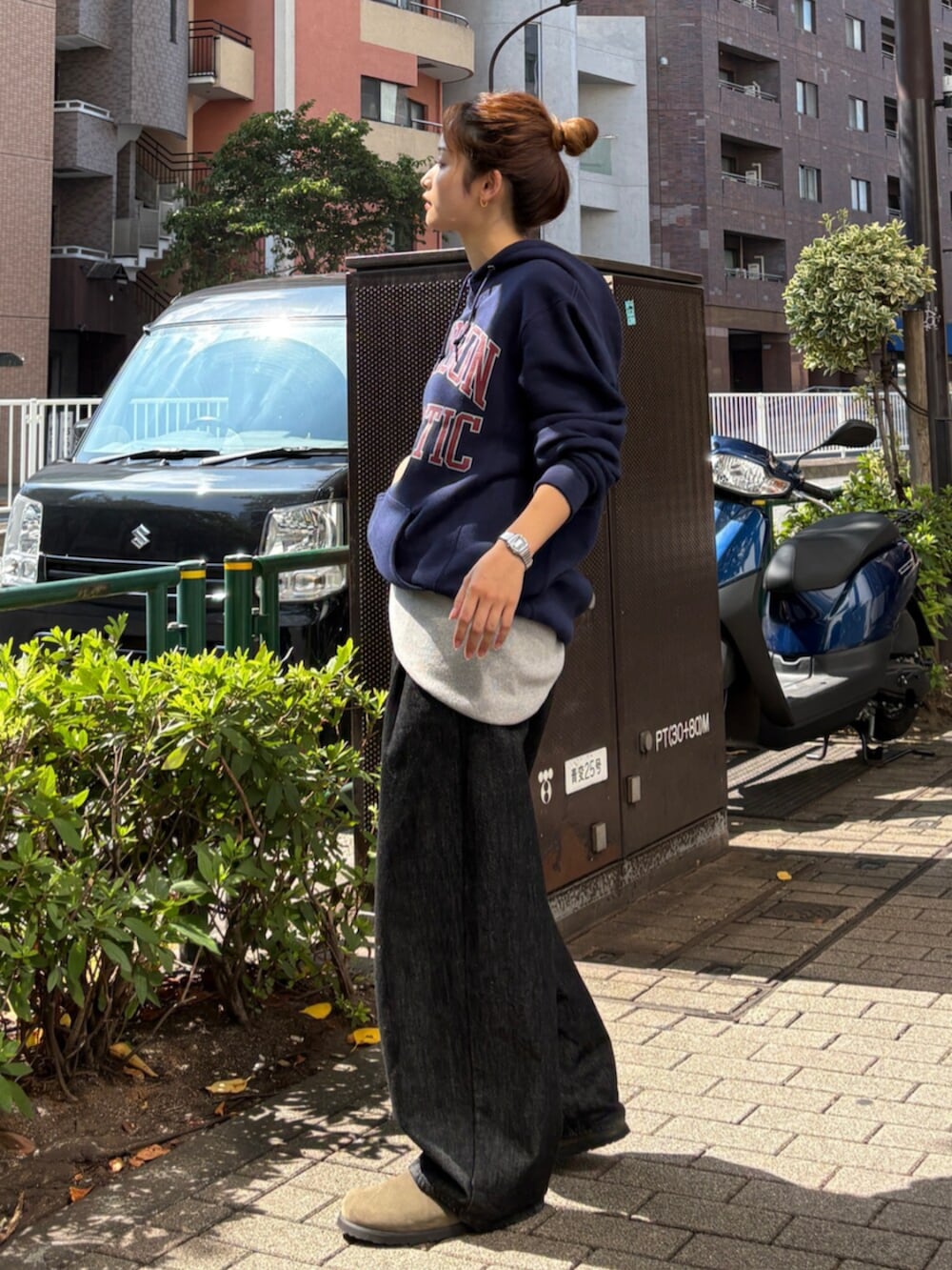 グリーン系のスリッポン、ブルー系のパーカー、ブラック系のデニムパンツを着用したレディースの秋コーディネートの3枚目の写真