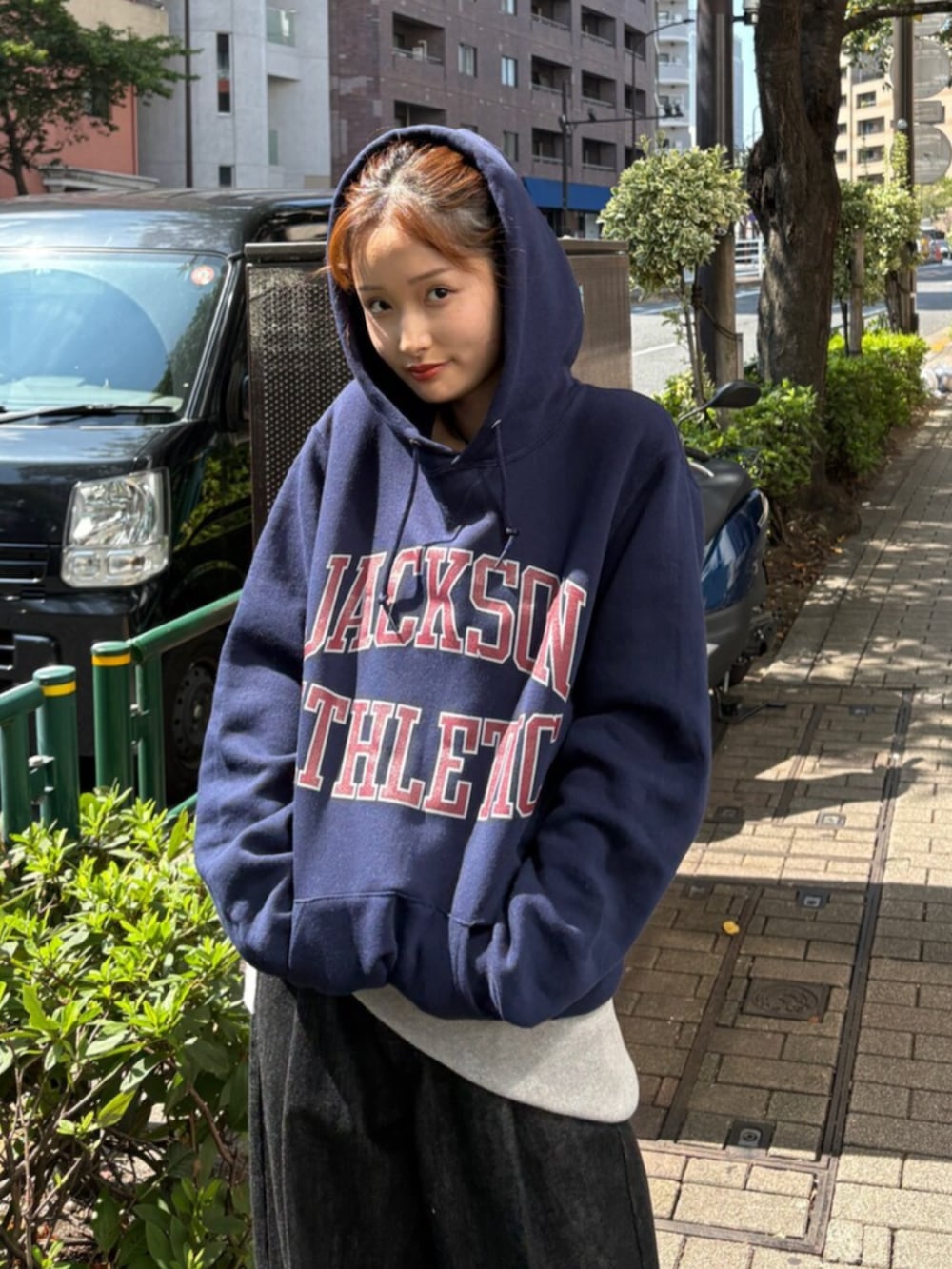 グリーン系のスリッポン、ブルー系のパーカー、ブラック系のデニムパンツを着用したレディースの秋コーディネートの8枚目の写真