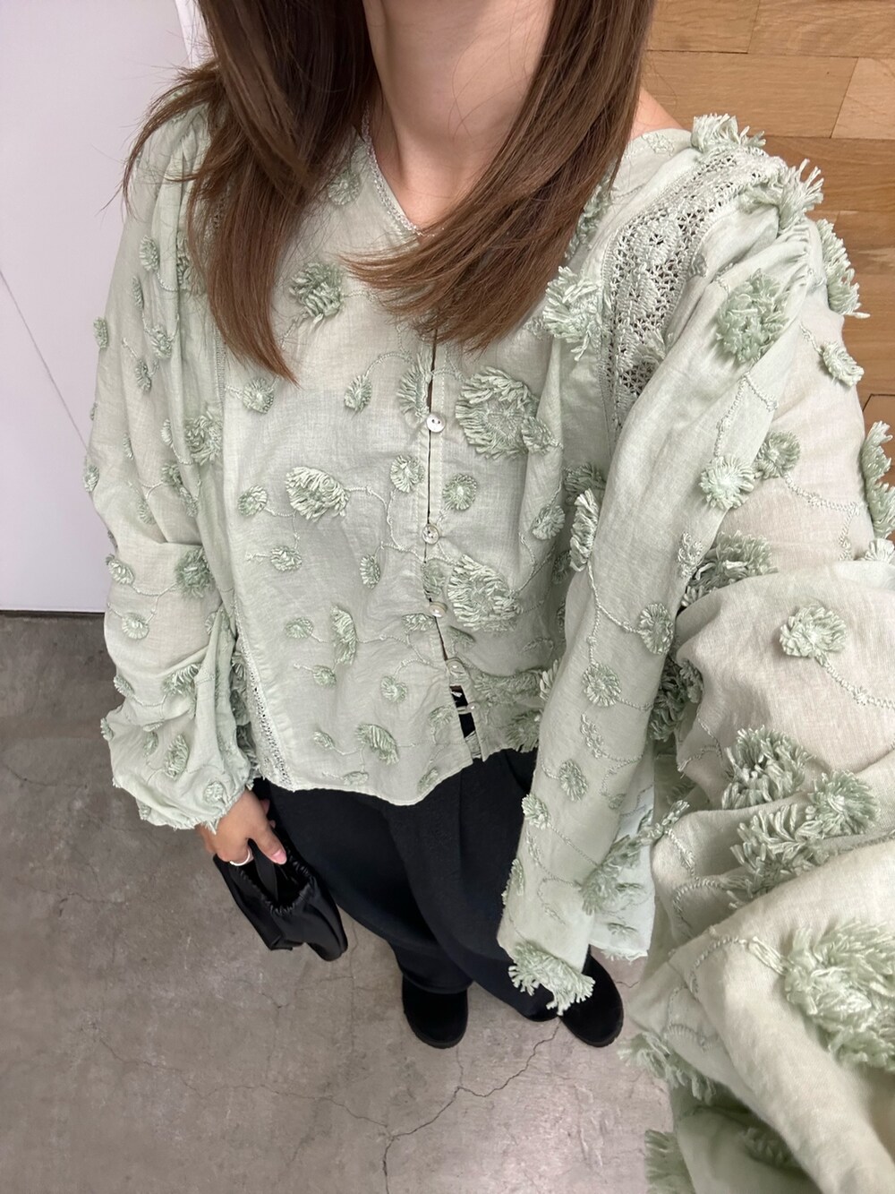グレー系のスウェットパンツ、ブラック系のスリッポン、グリーン系のシャツ/ブラウスを着用したレディースの秋コーディネートの7枚目の写真