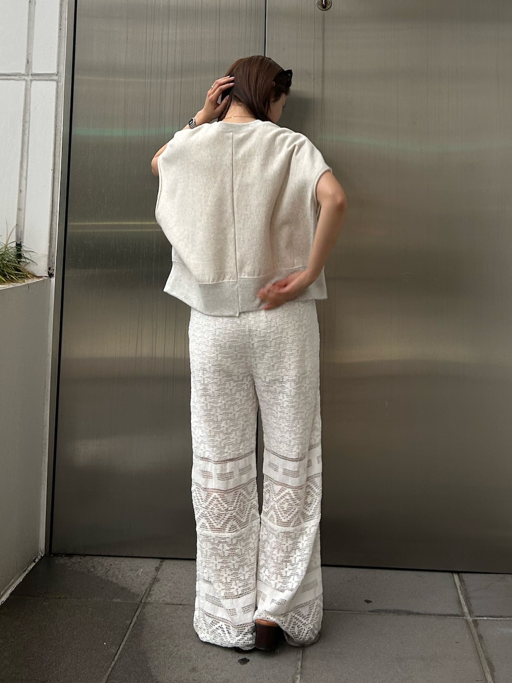 ホワイト系のその他パンツ、ホワイト系のスウェットを着用したレディースの春コーディネートの3枚目の写真