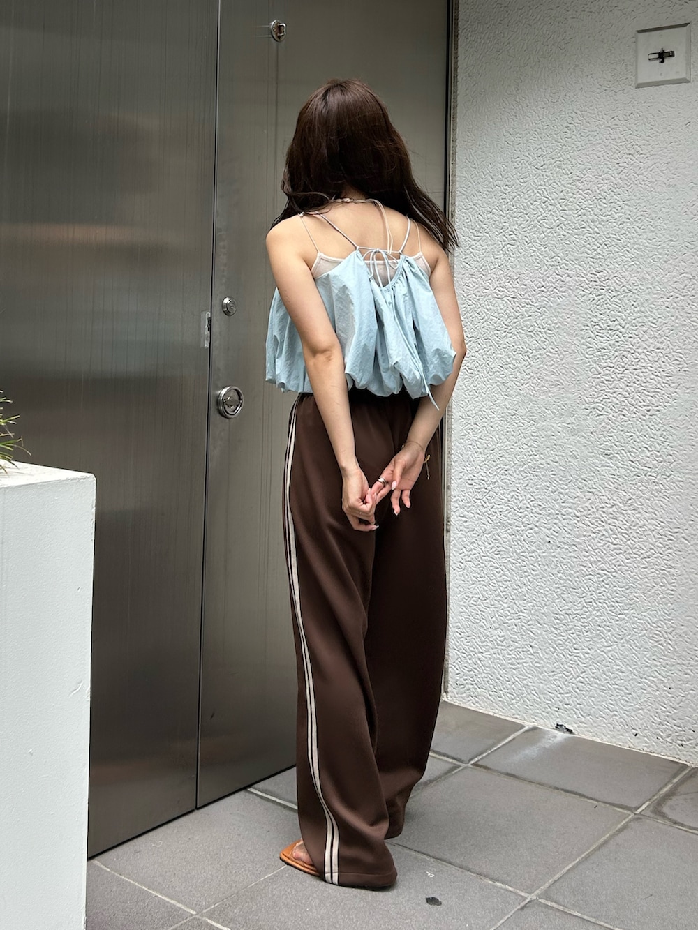 ブルー系のキャミソール、ブラウン系のその他パンツ、その他のサンダルを着用したレディースの夏コーディネートの4枚目の写真
