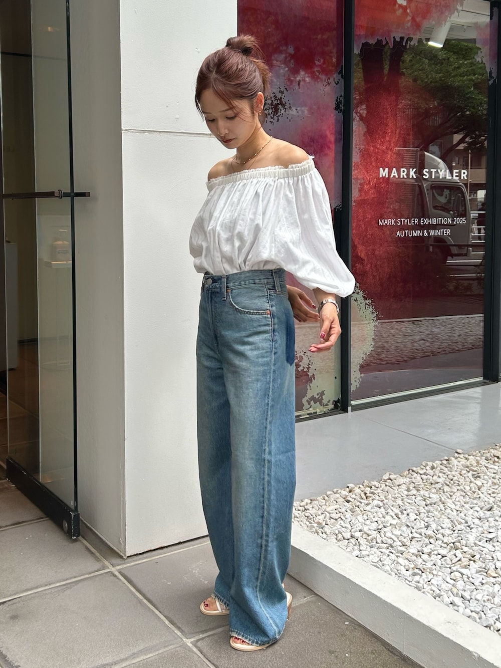 ホワイト系のサンダル、ブルー系のデニムパンツ、ホワイト系のシャツ/ブラウスを着用したレディースの夏コーディネートの3枚目の写真