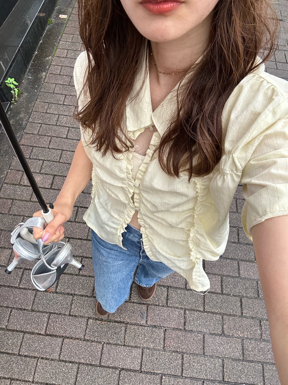 ホワイト系のシャツ/ブラウス、ブルー系のデニムパンツを着用したレディースの夏コーディネートの4枚目の写真