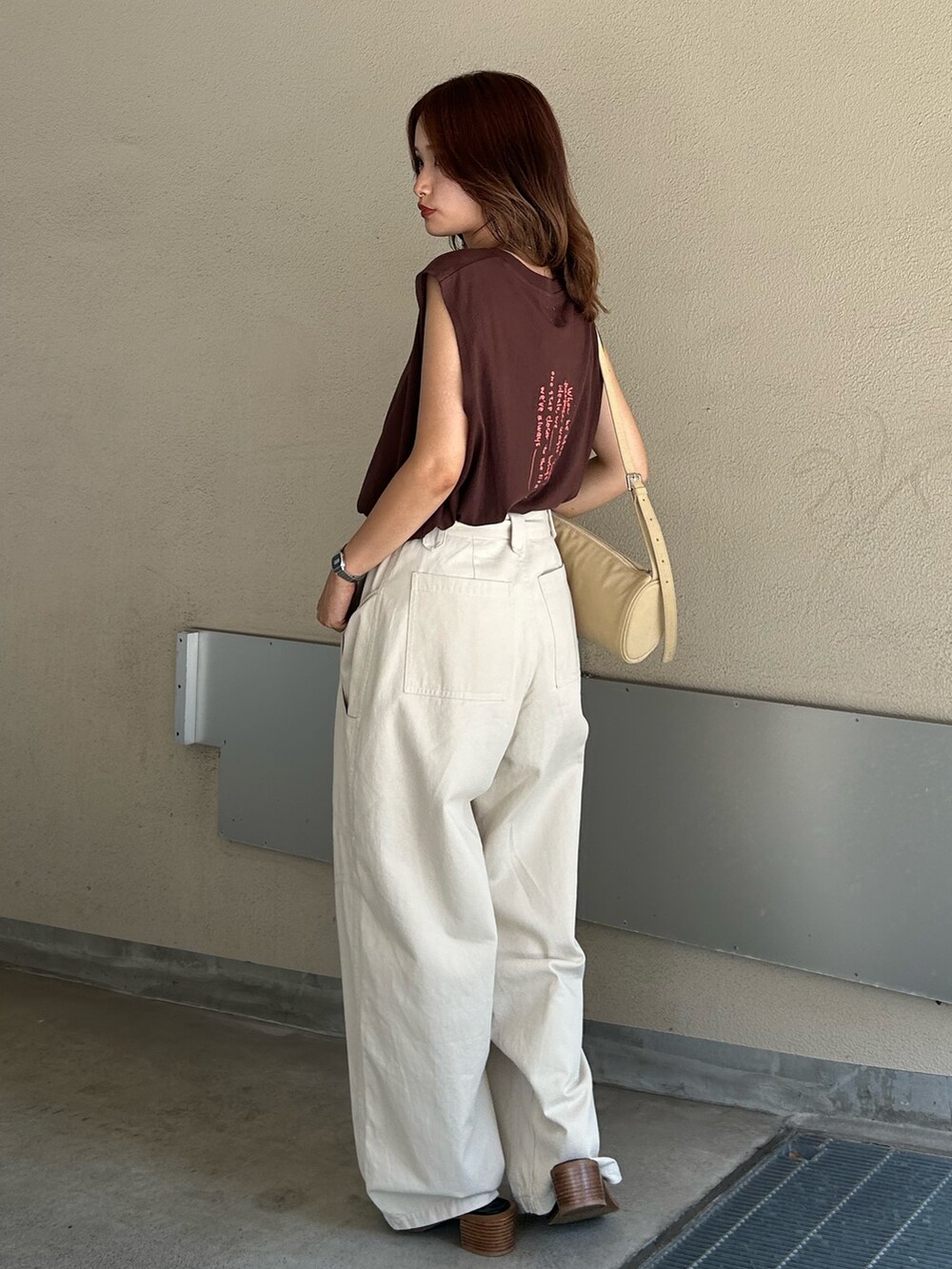 ホワイト系のその他パンツ、ブラック系のサンダル、ブラウン系のタンクトップを着用したレディースの夏コーディネートの4枚目の写真