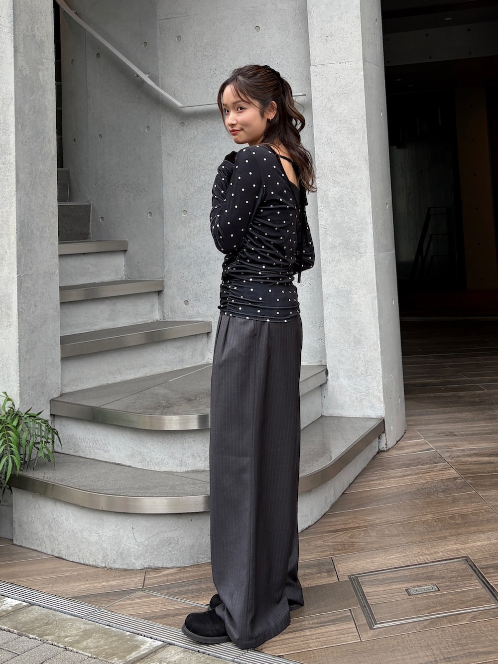 その他のTシャツ/カットソー、ブラック系のスリッポン、グレー系のその他パンツを着用したレディースの冬コーディネートの3枚目の写真