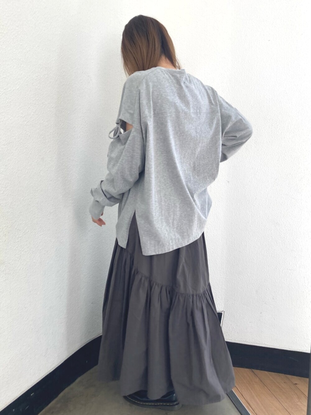 グレー系のTシャツ/カットソー、グレー系のスカートを着用したレディースの春コーディネートの4枚目の写真