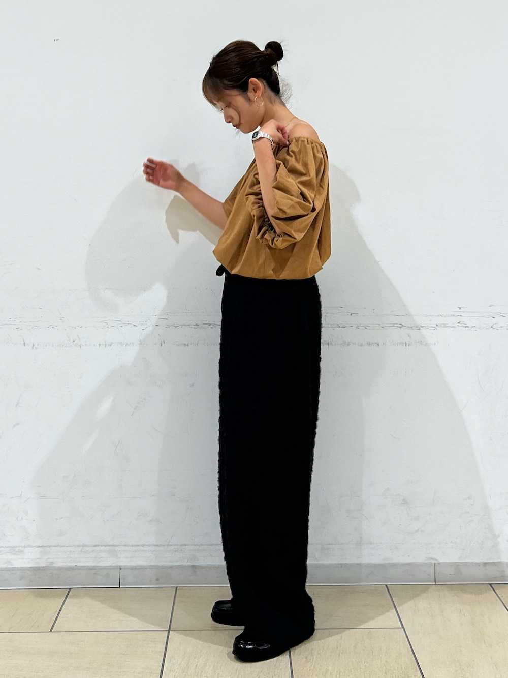イエロー系のシャツ/ブラウス、ブラック系のその他パンツ、ホワイト系のキャミソールを着用したレディースの夏コーディネートの3枚目の写真