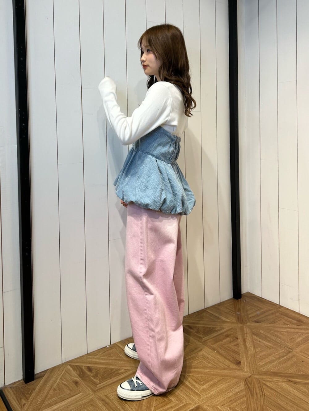 ブルー系のスニーカー、ホワイト系のTシャツ/カットソー、ピンク系のデニムパンツを着用したレディースの春コーディネートの2枚目の写真