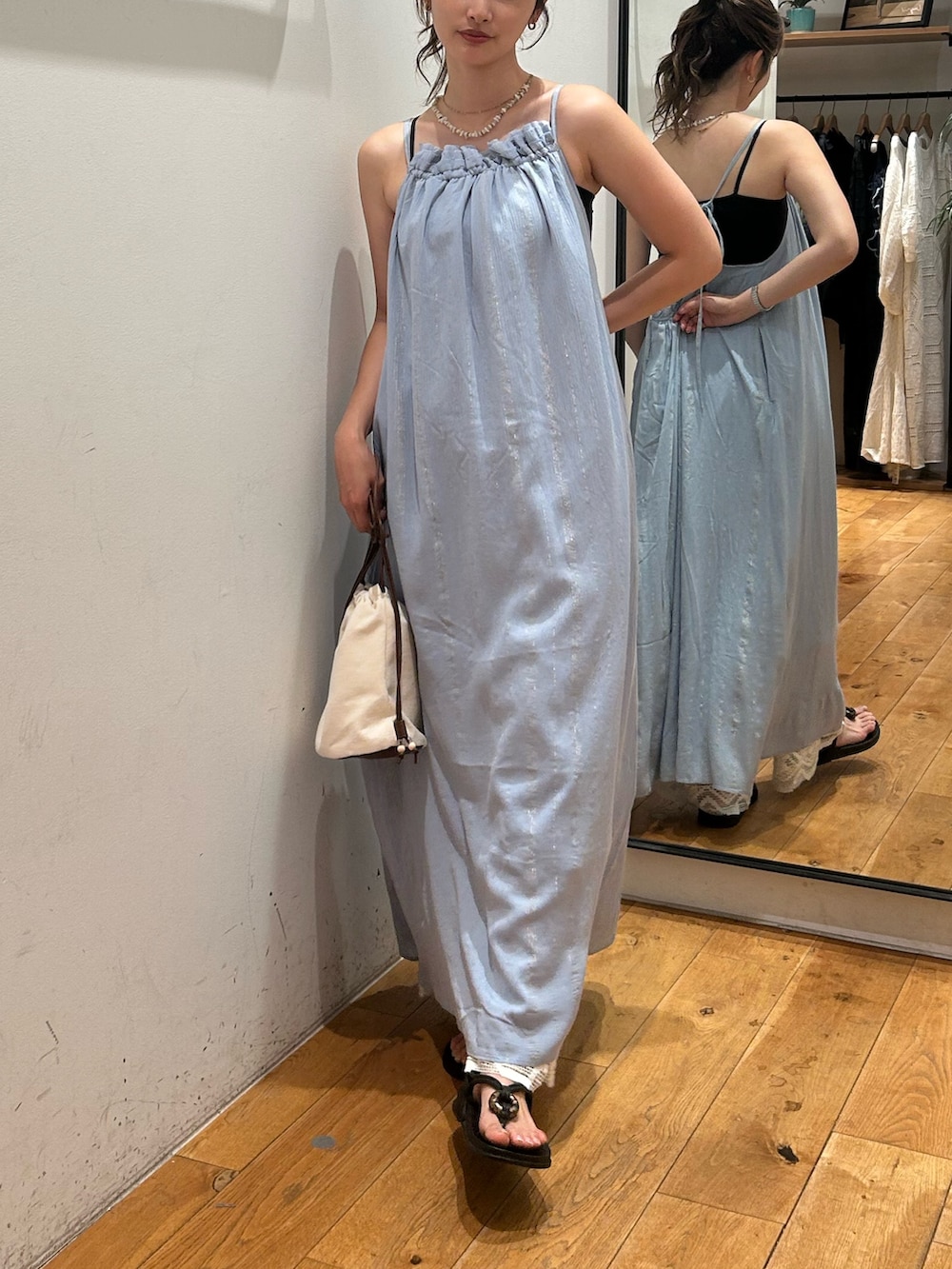 ブルー系のワンピース、ホワイト系のその他パンツ、その他のネックレスを着用したレディースの夏コーディネートの7枚目の写真