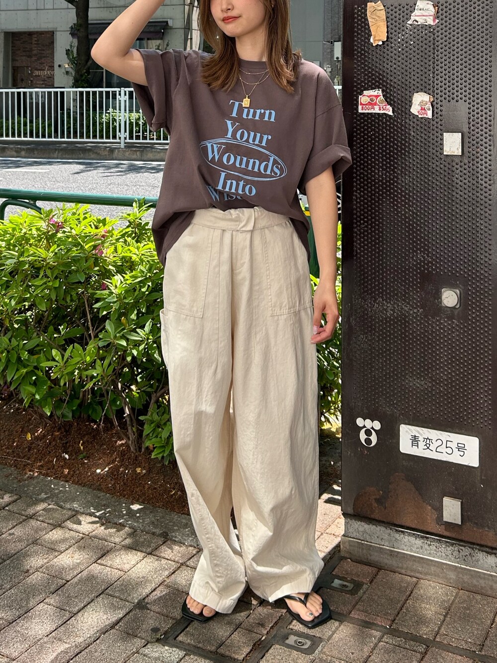 ブラウン系のTシャツ/カットソー、ブラック系のサンダル、ホワイト系のその他パンツを着用したレディースの春コーディネートの6枚目の写真