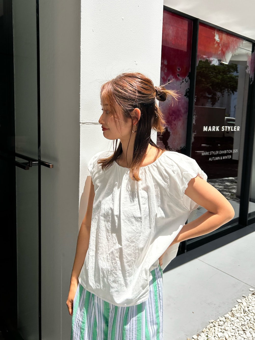 ホワイト系のシャツ/ブラウス、グリーン系のその他パンツ、ブラック系のサンダルを着用したレディースの夏コーディネートの5枚目の写真