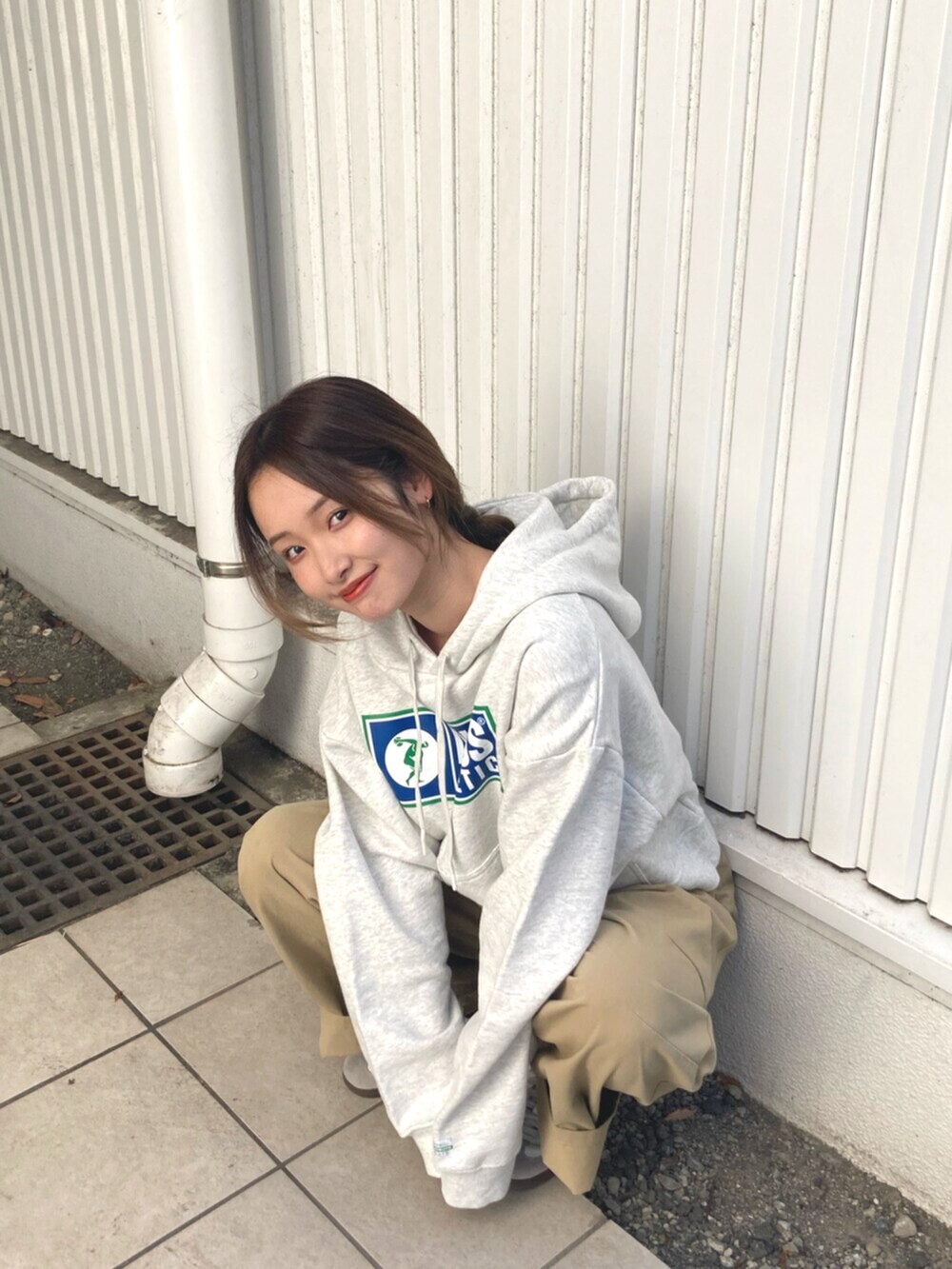 ベージュ系のチノパンツ、グレー系のパーカーを着用したレディースの冬コーディネートの5枚目の写真