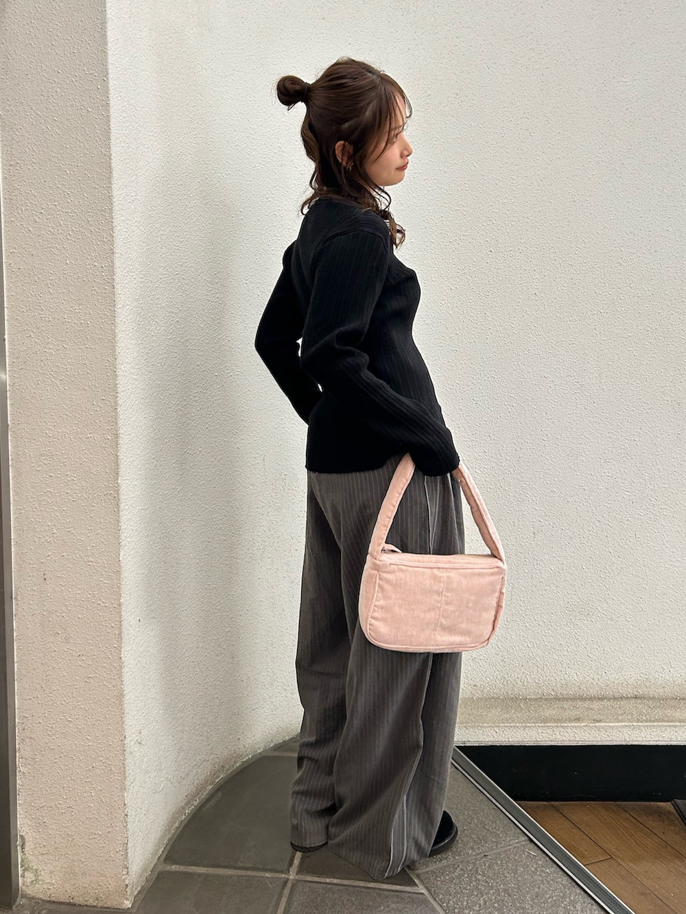 グレー系のその他パンツ、ブラック系のスリッポン、ピンク系のハンドバッグを着用したレディースの冬コーディネートの4枚目の写真