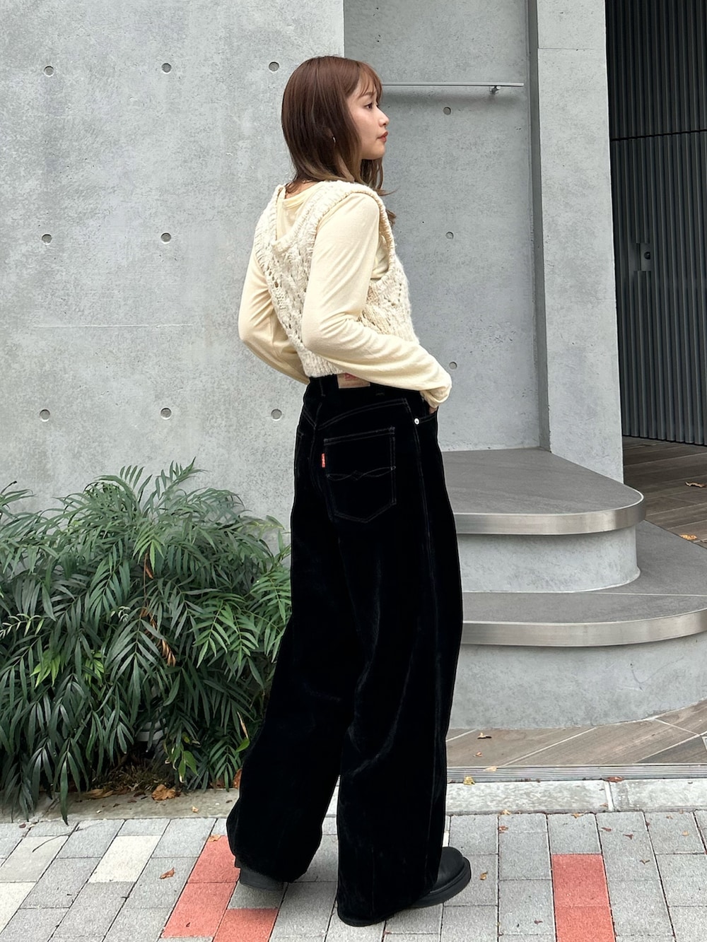 イエロー系のTシャツ/カットソー、ホワイト系のワンピース、ブラック系のデニムパンツを着用したレディースの秋コーディネートの5枚目の写真