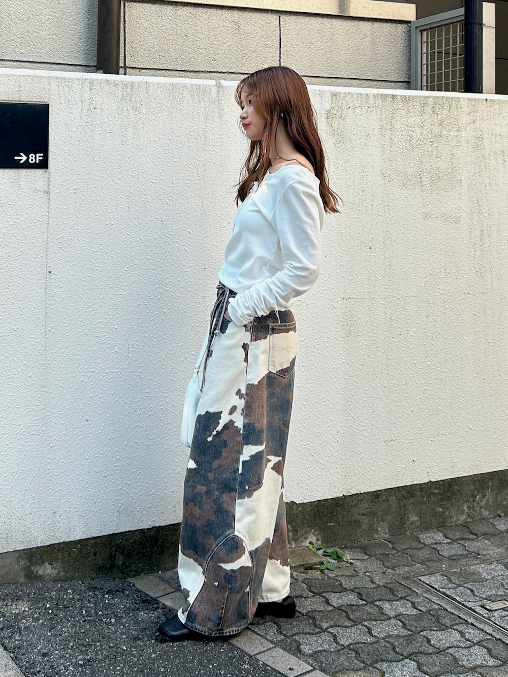 その他のデニムパンツ、ホワイト系のTシャツ/カットソー、ブラック系のサンダルを着用したレディースの夏コーディネートの4枚目の写真