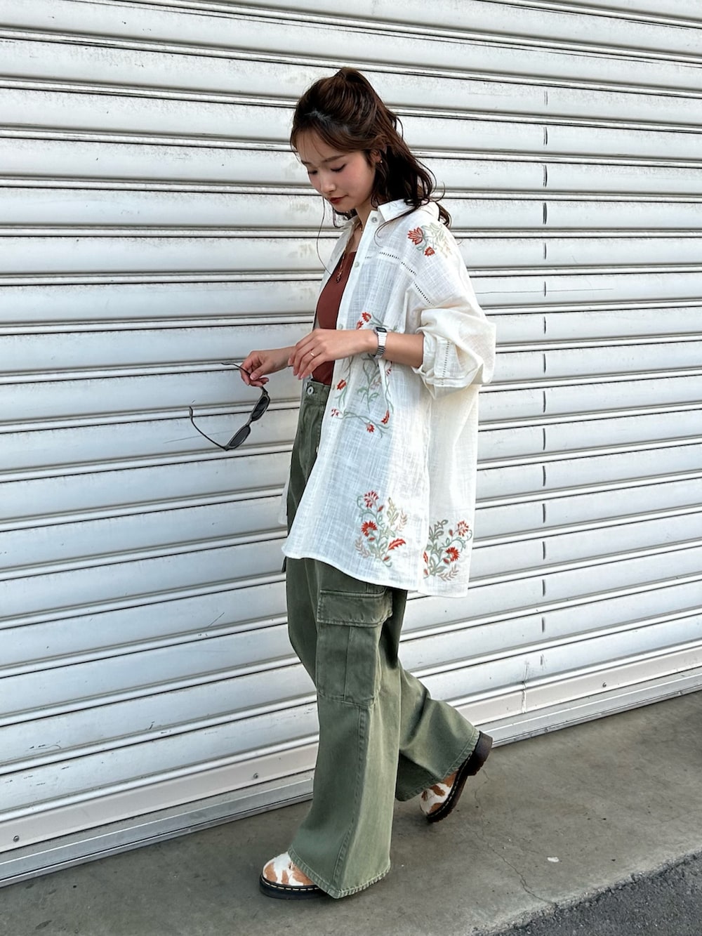 グリーン系のカーゴパンツ、ホワイト系のシャツ/ブラウス、ブラウン系のキャミソールを着用したレディースの春コーディネートの4枚目の写真