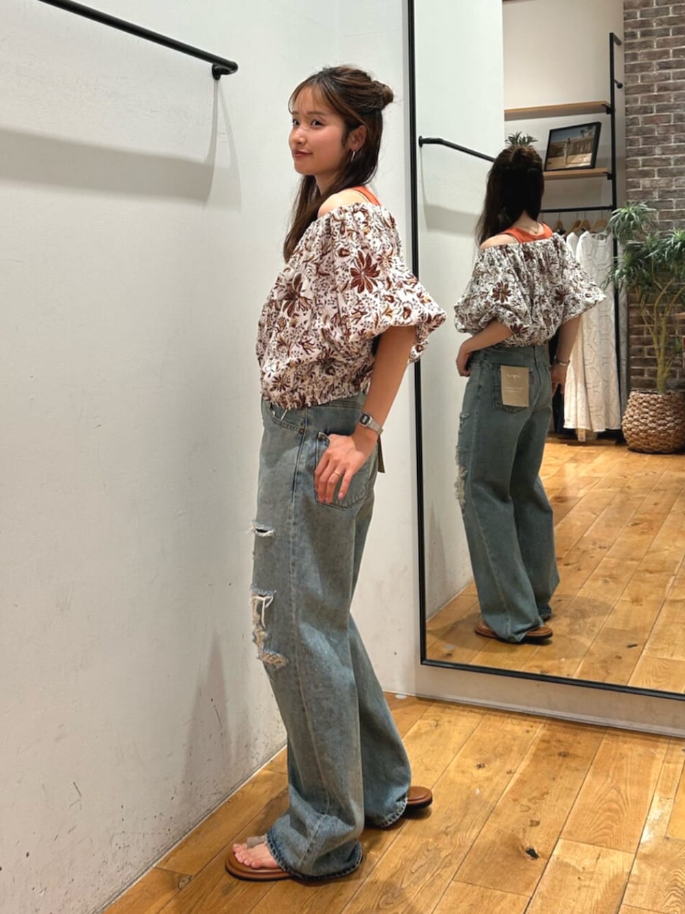 ブルー系のデニムパンツ、ブラウン系のその他シューズ、ホワイト系のシャツ/ブラウスを着用したレディースの夏コーディネートの3枚目の写真