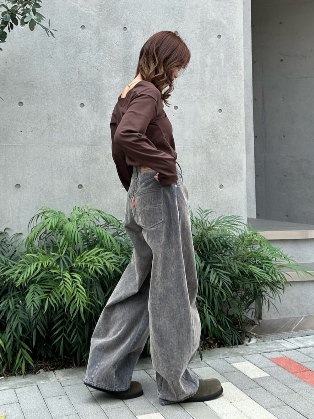 ブラウン系のTシャツ/カットソー、ベージュ系のデニムパンツ、グリーン系のスリッポンを着用したレディースの夏コーディネートの3枚目の写真