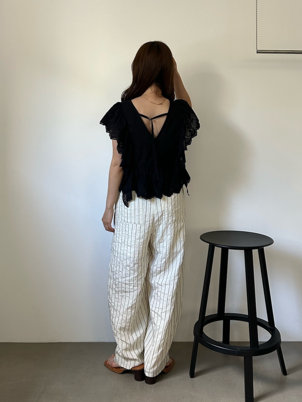 ブラック系のシャツ/ブラウス、ホワイト系のその他パンツ、その他のサンダルを着用したレディースの夏コーディネートの5枚目の写真