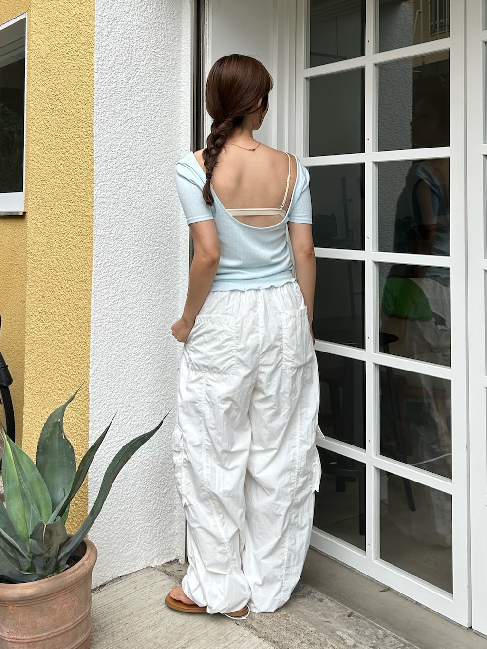 ホワイト系のその他パンツ、シルバー系のサンダルを着用したレディースの夏コーディネートの4枚目の写真