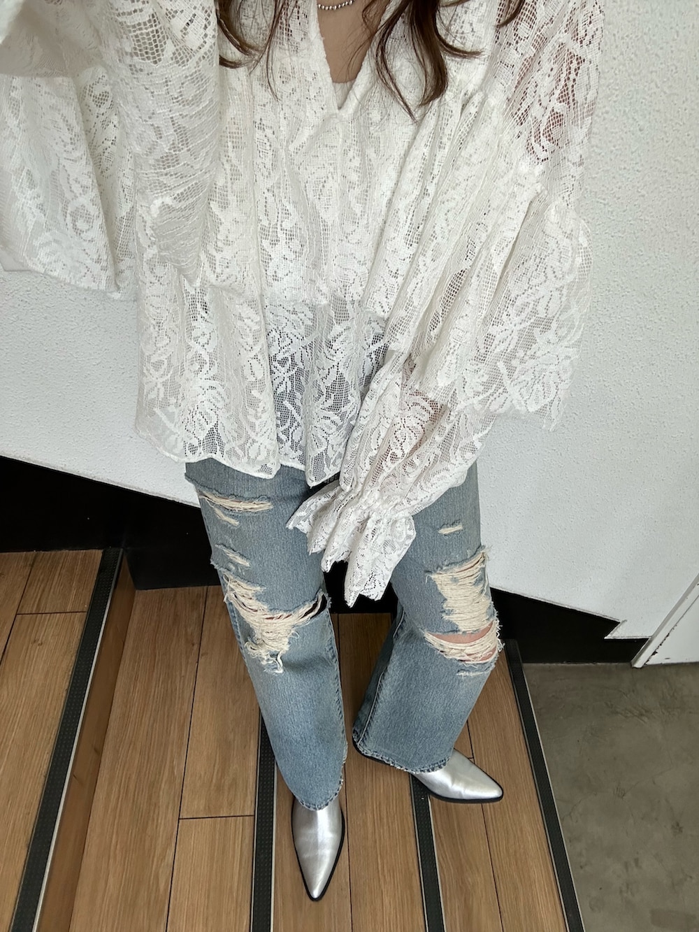 ブルー系のデニムパンツ、シルバー系のブーツ、ホワイト系のシャツ/ブラウスを着用したレディースの春コーディネートの8枚目の写真