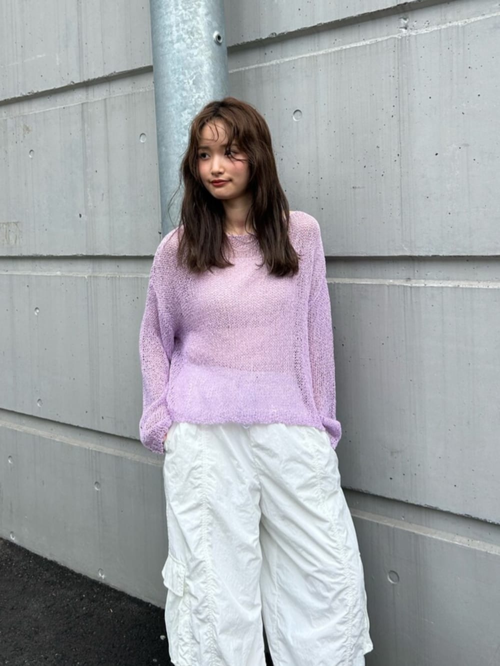 その他のサンダル、ホワイト系のその他パンツ、パープル系のニット/セーターを着用したレディースの夏コーディネートの7枚目の写真