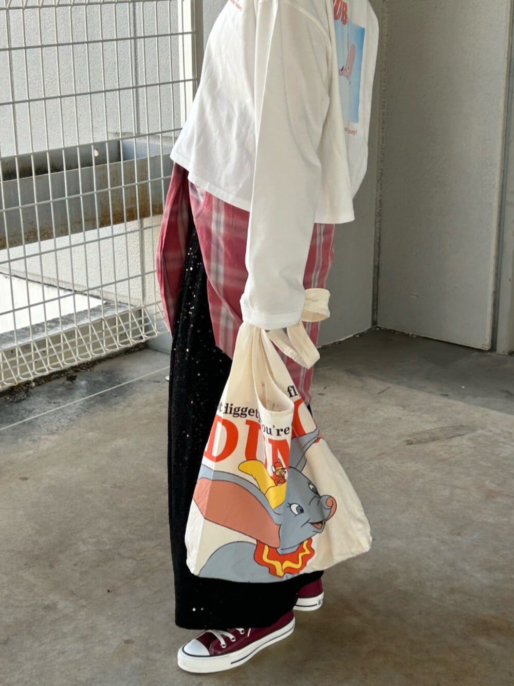 ホワイト系のTシャツ/カットソー、レッド系のシャツ/ブラウス、ブラック系のスカートを着用したレディースの冬コーディネートの7枚目の写真