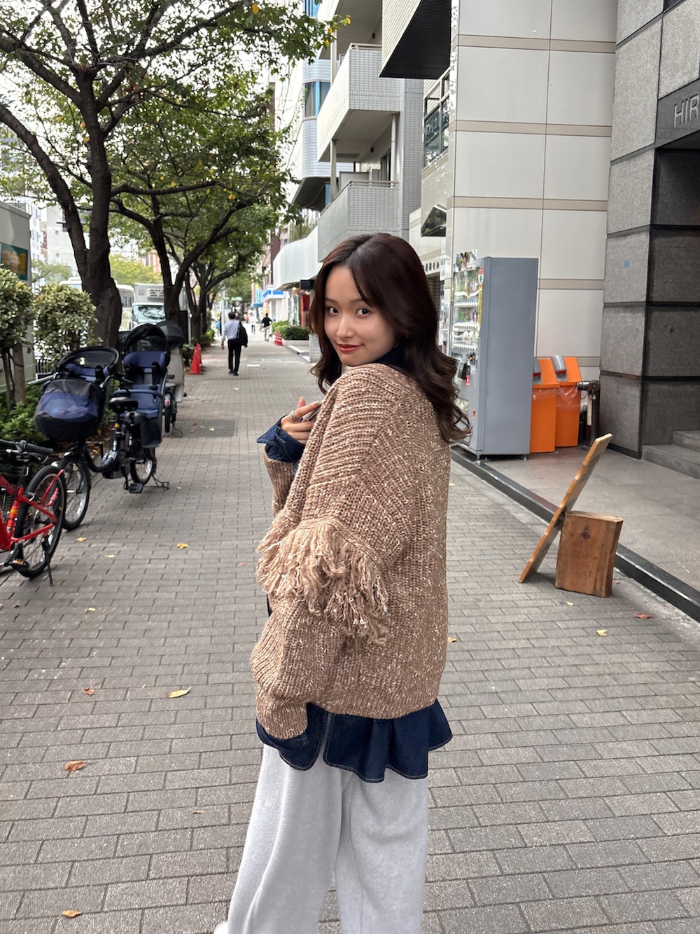 ブルー系のシャツ/ブラウス、ブラウン系のカーディガン/ボレロ、グレー系のその他パンツを着用したレディースの秋コーディネートの5枚目の写真