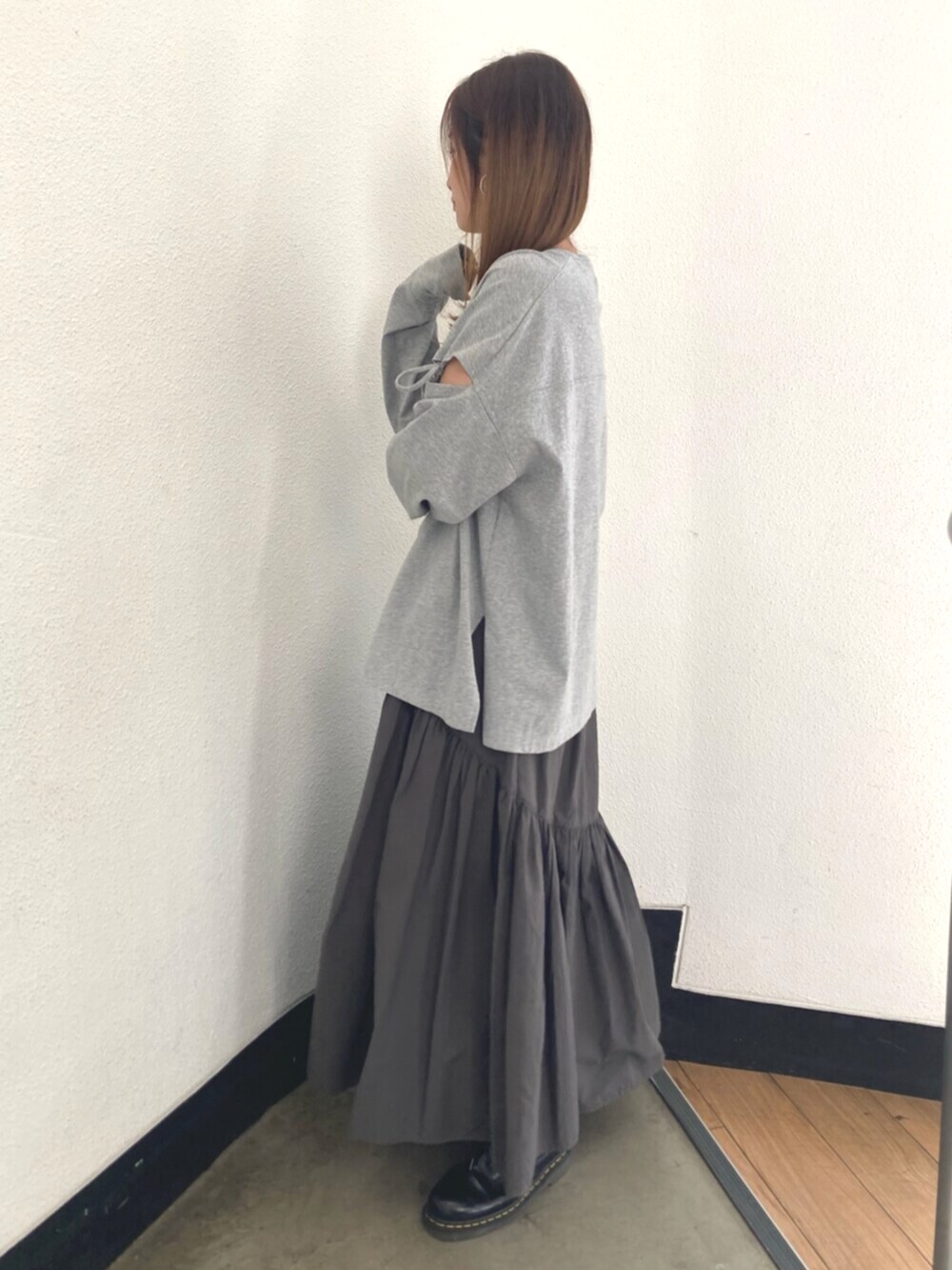 グレー系のTシャツ/カットソー、グレー系のスカートを着用したレディースの春コーディネートの3枚目の写真