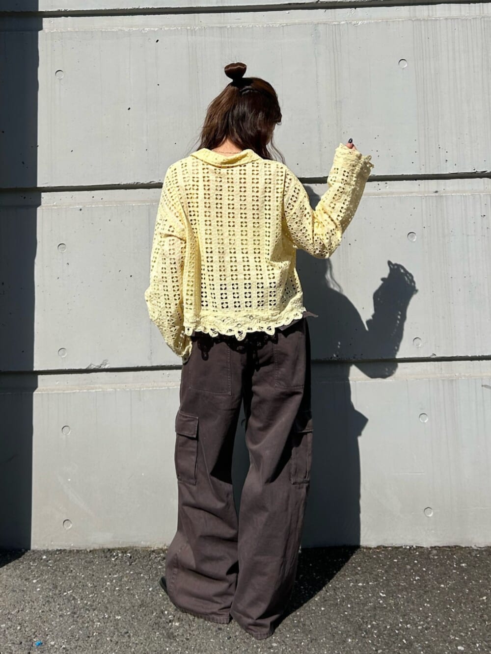 ブラウン系のその他パンツ、ブラック系のブーツを着用したレディースの冬コーディネートの5枚目の写真