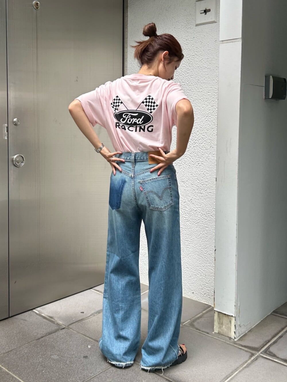 ブルー系のデニムパンツ、ピンク系のTシャツ/カットソーを着用したレディースの夏コーディネートの5枚目の写真