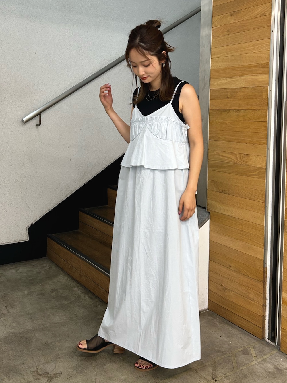 ブルー系のワンピース、ブラック系のサンダル、ブラック系のタンクトップを着用したレディースの夏コーディネートの5枚目の写真