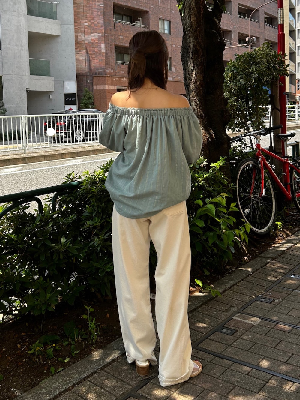 ホワイト系のデニムパンツ、グリーン系のシャツ/ブラウス、ホワイト系のサンダルを着用したレディースの夏コーディネートの3枚目の写真