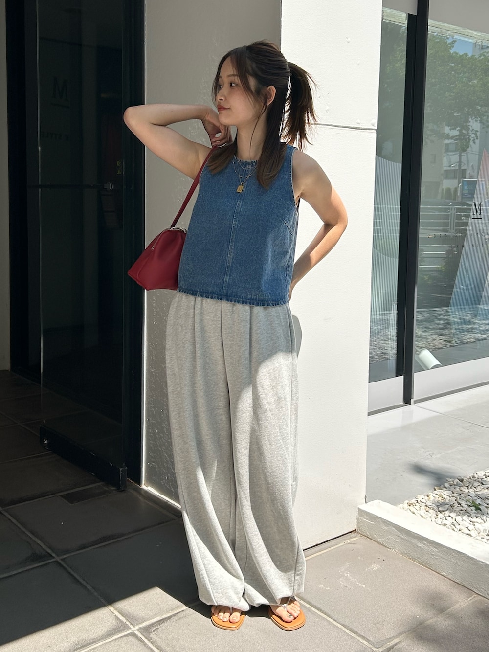 ブルー系のシャツ/ブラウス、グレー系のスウェットパンツ、シルバー系のサンダルを着用したレディースの春コーディネートの2枚目の写真