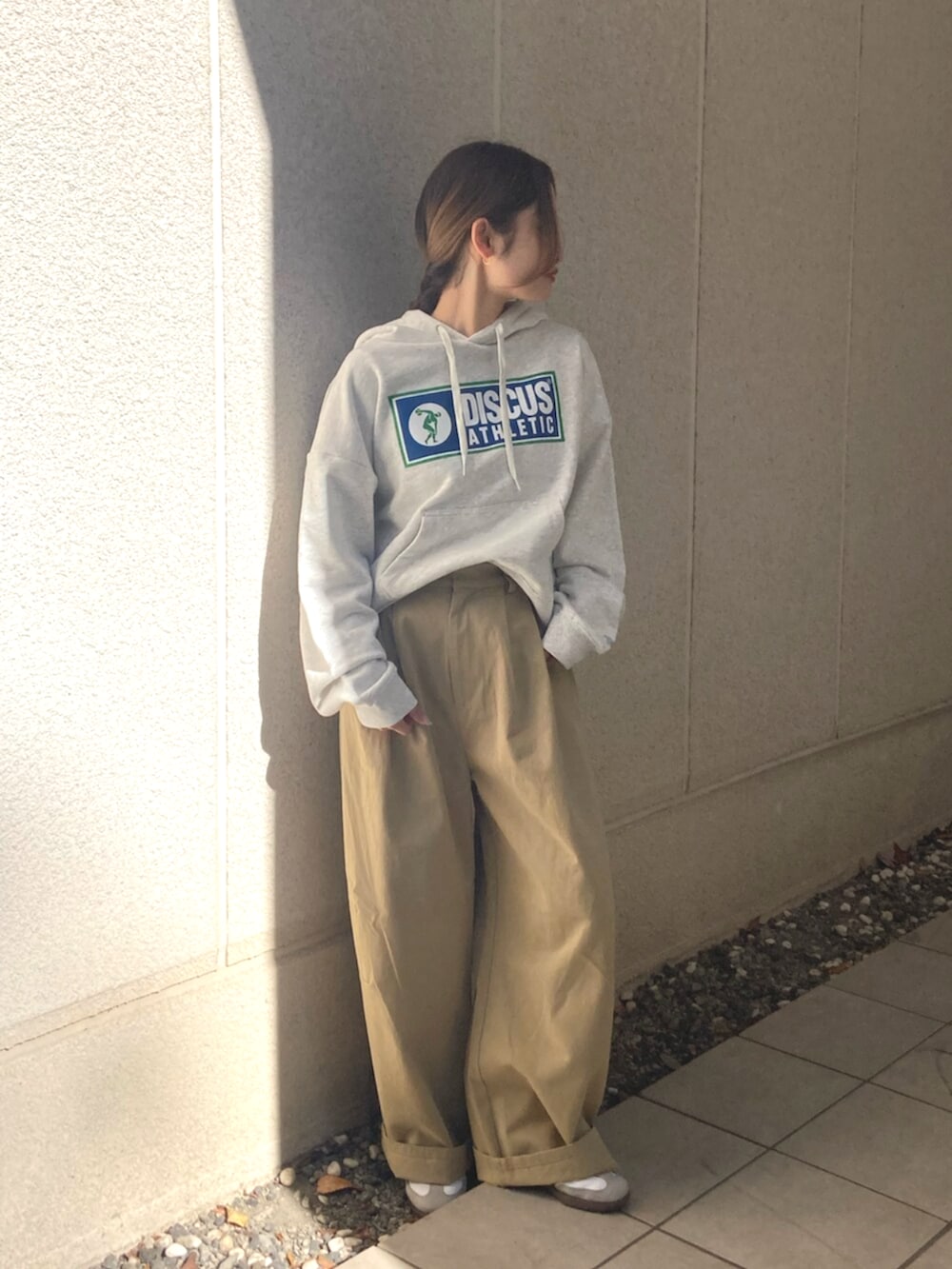 ベージュ系のチノパンツ、グレー系のパーカーを着用したレディースの冬コーディネートの2枚目の写真